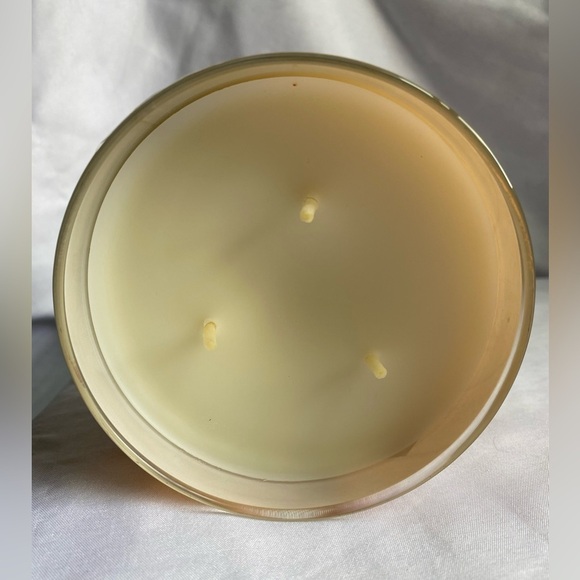 BATH & Body Works Snowflakes and Citrus 3 Wick Scented Candle - Picture 3 of 4